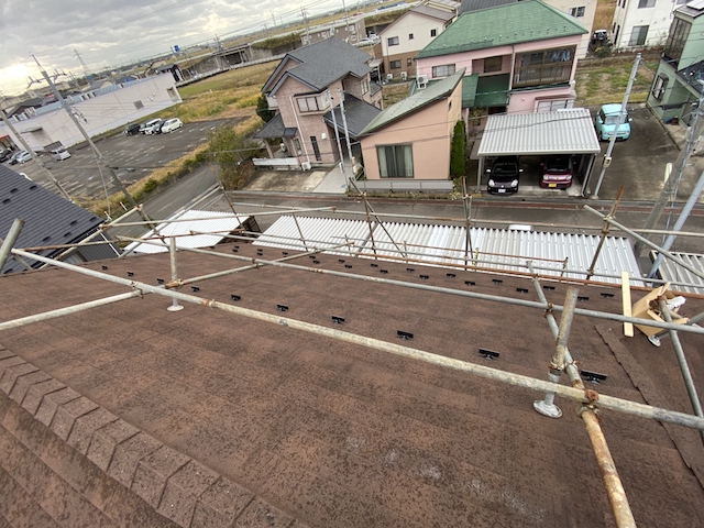 津幡町t様邸 石付き板金屋根に雪止め金具を取り付けてきました さなだ瓦店 石川県津幡町の瓦屋さん